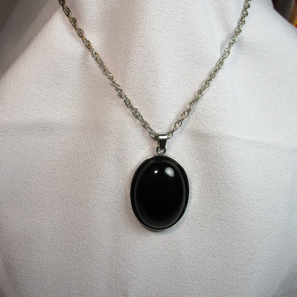 Vintage Simulated Onyx/Silver Tone Pendant/Chain